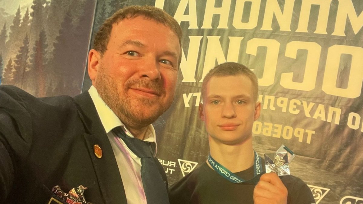 Мужчина и молодой человек позируют на фотокамеру