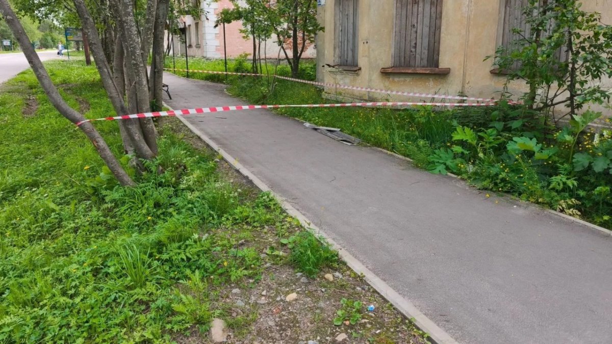 Сигнальной летой перегорожен проход возле дома по тротуару