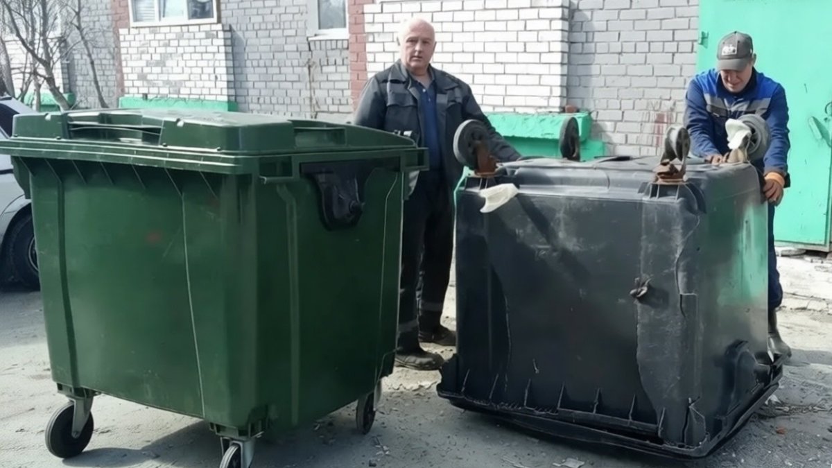 Два мусорных баака и двое мужчин стоят на улице летом