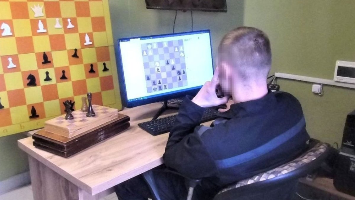 Осужденный играет в шахматы