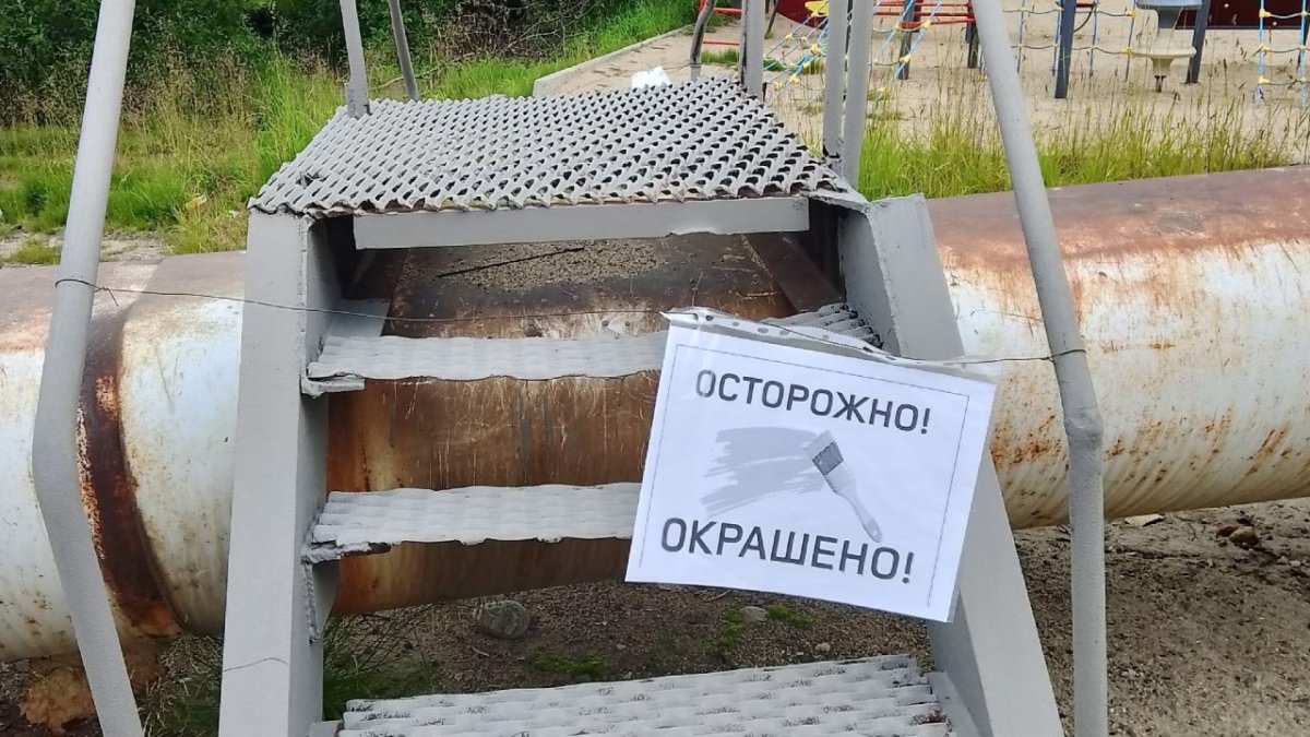 Объявление о покраске висит на лестнице в районе теплотрассы