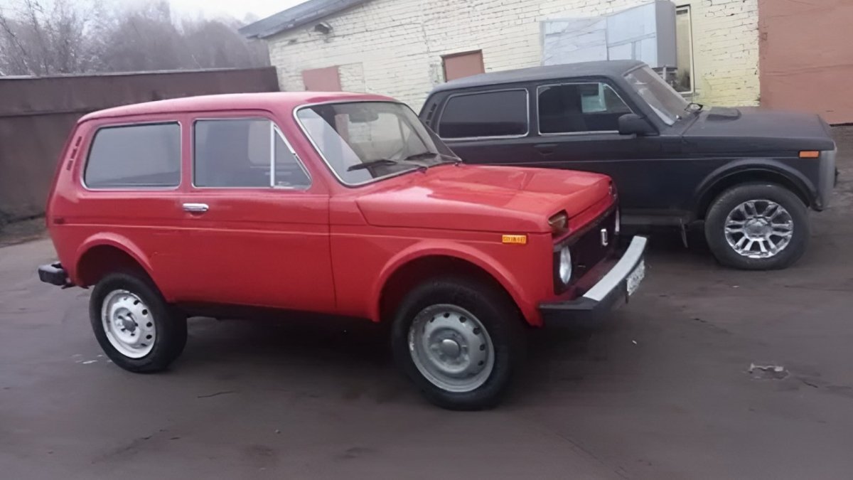 автомобили у гаража