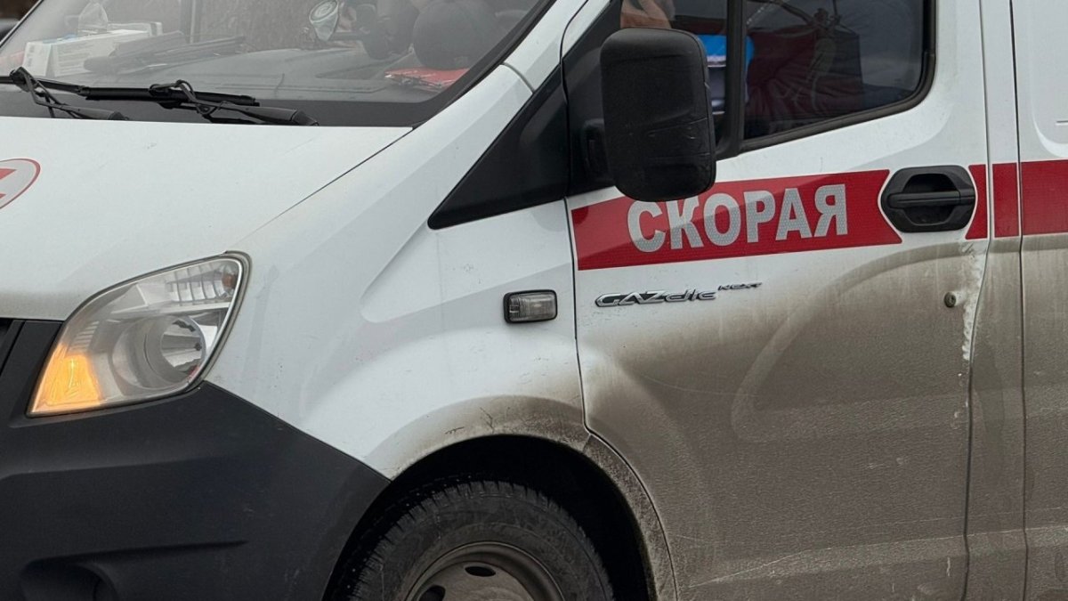 Машина скорой помощи стоит на улице