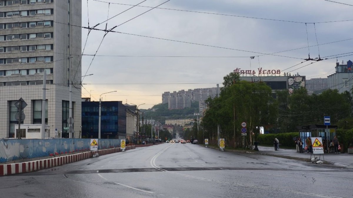 Дома и дорога на фоне дождливого неба летом