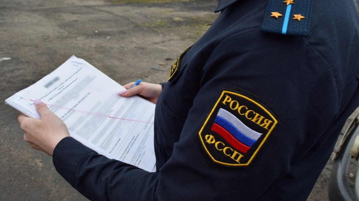 Судебный пристав держит в руках документы