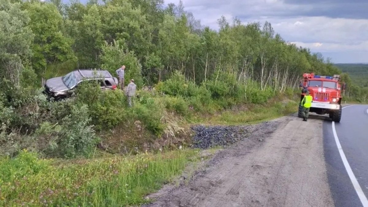 «Сузуки» вынесло с трассы: в ДТП в Кольском округе пострадали 2 человека
