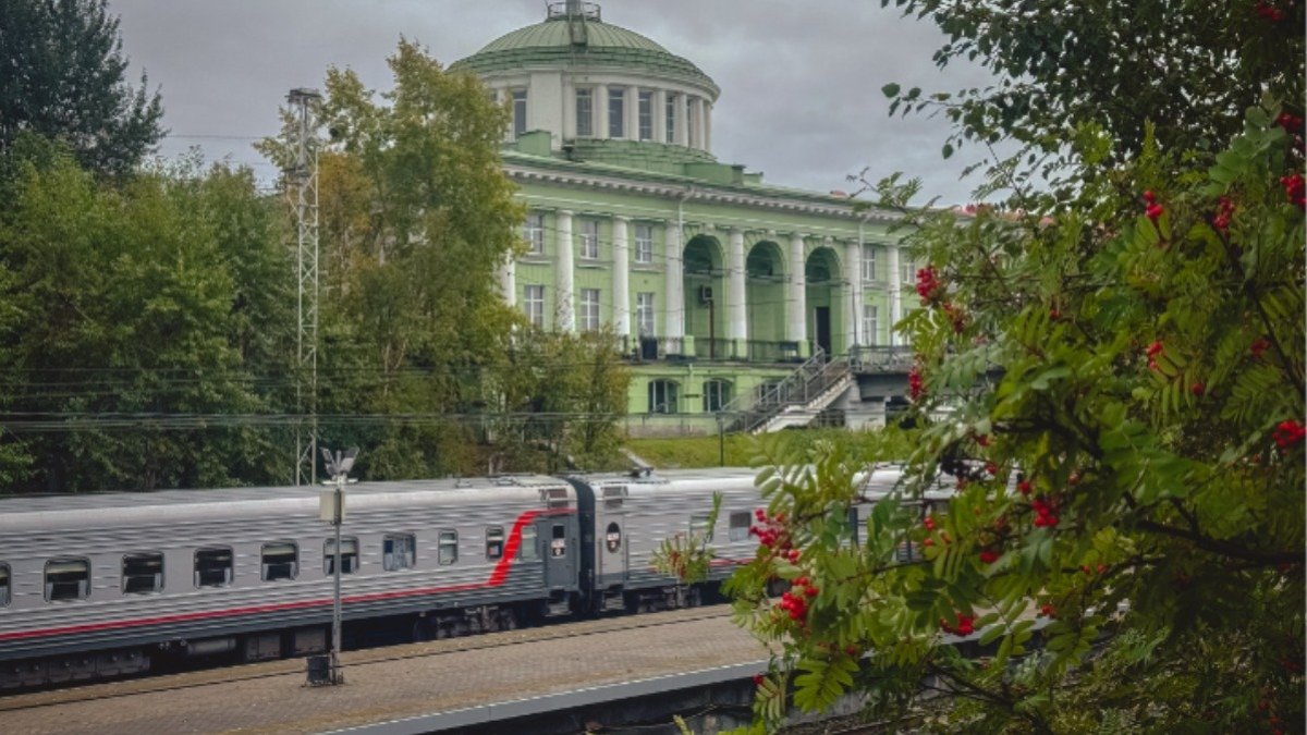 Здание железнодорожного вокзала в Мурманске