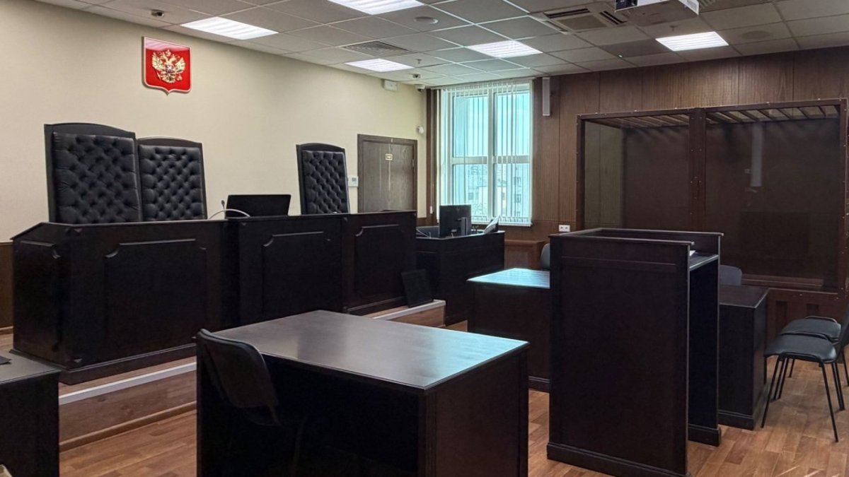 Пустой зал для судебных заседаний.