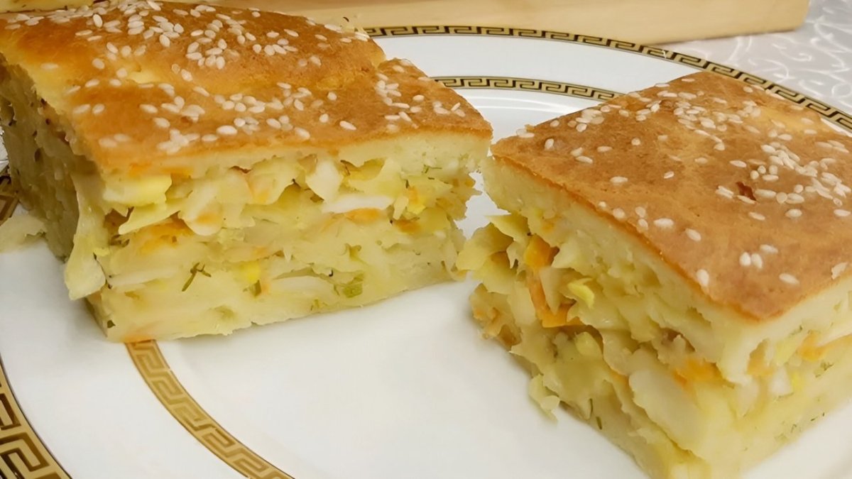 капустный пирог на тарелке