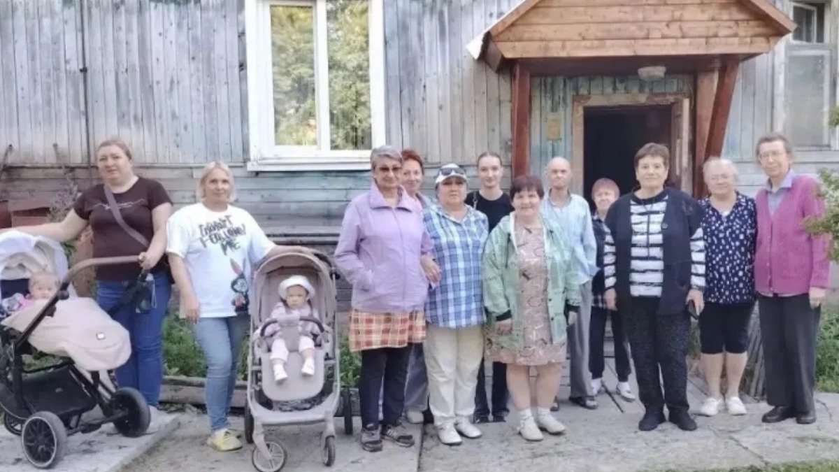 Жители Умбы около отремонтированного дома
