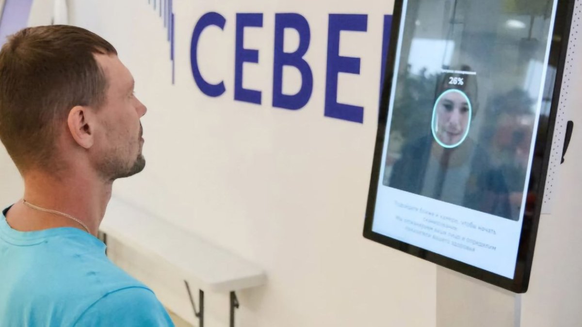 Мужчина сидит и смотрит в монитор терминала.