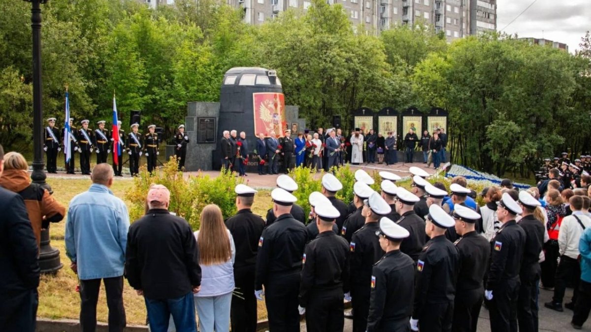 Траурный митинг в годовщину гибели АПЛ «Курск»