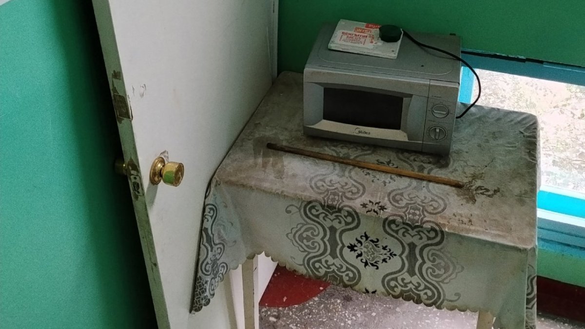 Мебель в подъезде дома