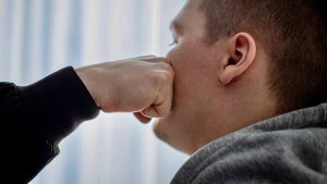 «Угостил» ударом табурета: в Кандалакше ранее судимый мужчина проломил голову знакомому во время застолья