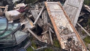 В лесу возле Кильдинстроя нашли свалку автостекол от мастерской