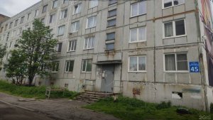 «Из швов дует, крыша подтекает»: жители дома на Лобова в Мурманске боятся замерзнуть зимой