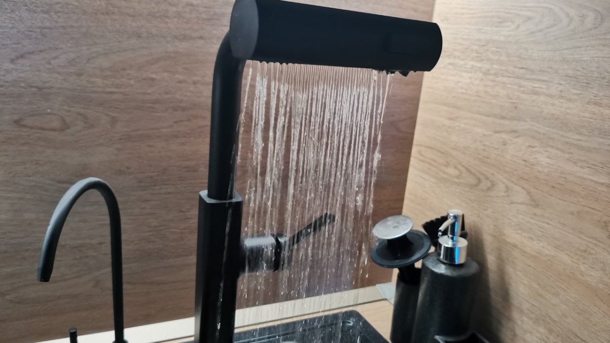 Вода бежит из крана