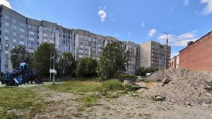 «Все лето ямища»: жителей Старостина в Мурманске пугает открытая траншея рядом с детской площадкой