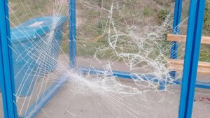 Крушил ногами в одиночку: в Мурманске погром остановки на Скальной попал на видео