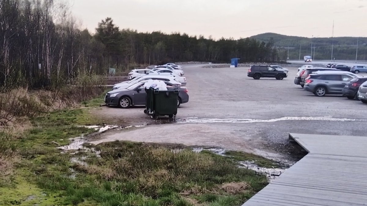 Автобусная остановка у парковки