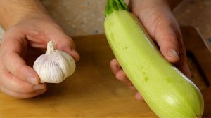 Чесночные кабачки с зеленью — приготовьте идеальную закуску: сбалансируйте вкус и свежесть