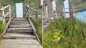 «Пенсионеры еле спускаются»: крыльцо деревянного дома на Фрунзе в Мурманске развалилось и заросло сорняками