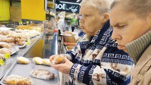 С ностальгией вспоминали цены молодости: в Мурманске бабушки из интерната устроили душевный шопинг