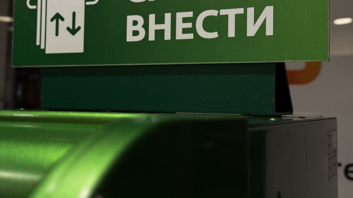 Банкомат зеленого цвета, с надписью о том, что можно внести деньги.