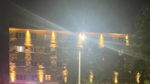 «Целлюлитный фасад»: в Мурманске фонари обнажили строительный брак при ремонте дома
