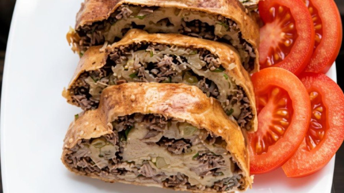 Мясной рулет в слоеном тесте