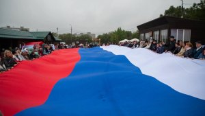 Песни о Родине и триколор: на Семеновском озере в Мурманске прошёл праздничный митинг-концерт