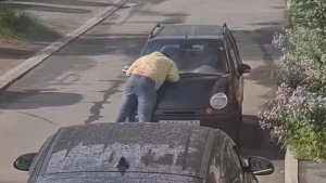 В Апатитах пьяный водитель обнимал чужие машины и устроил опасную езду во дворе
