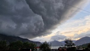 «Ворота в параллельный мир»: над Хибинами засняли фактурные облака, похожие на графику в кино