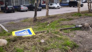 «Старый валяется на земле»: мурманчане пожаловались на отсутствие знаков перехода на Домостроительной