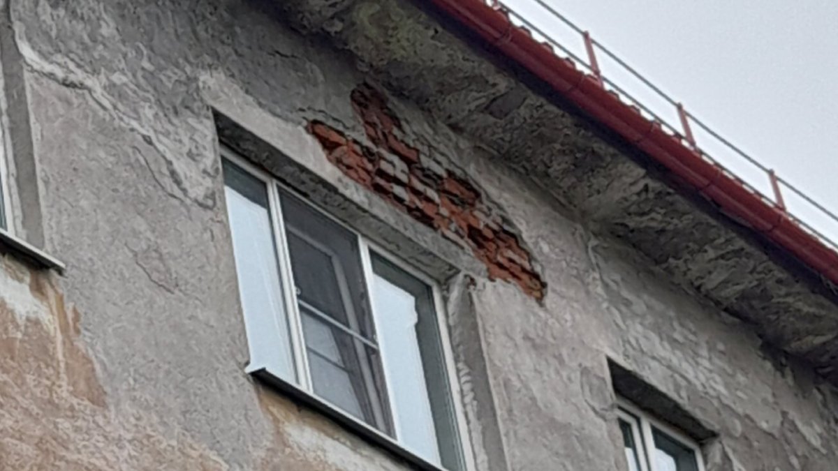 Осыпающаяся стена дома