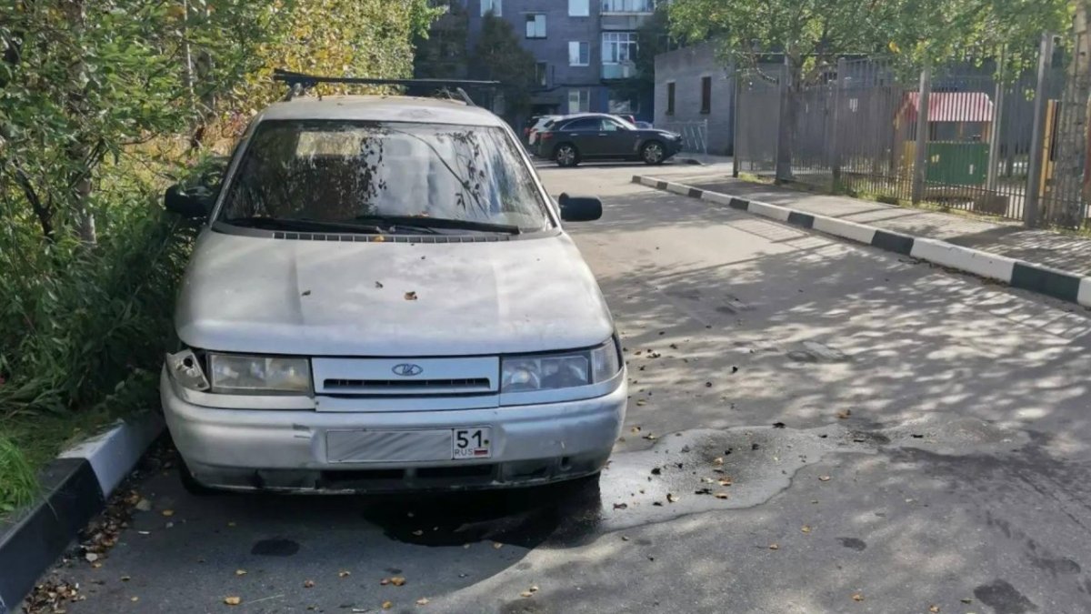 Припаркованный во дворе автомобиль с утечкой