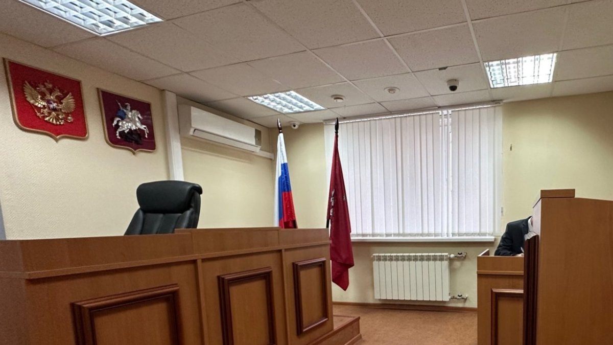 Зал заседания суда в здании суда.