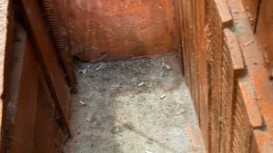 Месяц без швабры: в Полярном жильцы боятся пожара из-за заваленного окурками подъезда