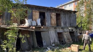 Конец пожароопасным трущобам: в Умбе дворы зачищают от аварийных сараев