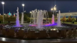 «Стал разноцветным»: у спорткомплекса «Атлет» в Апатитах запустили подсветку фонтана