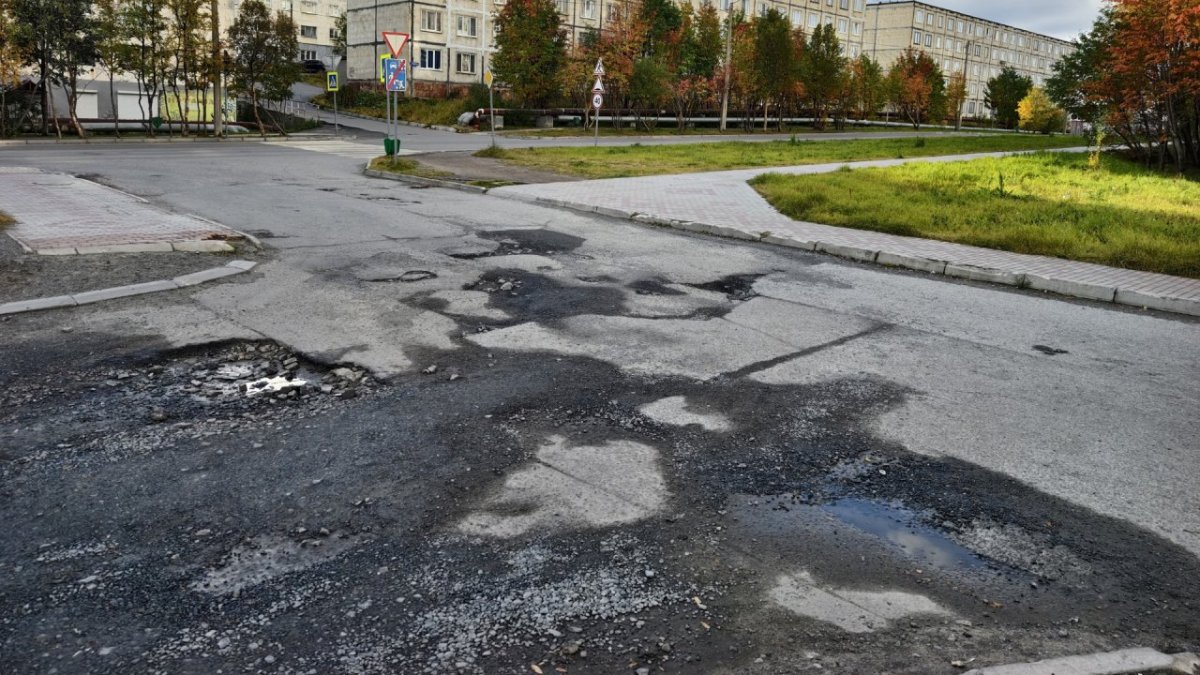 Выбоины и лужи на дороге