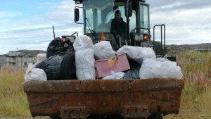 13 полных ковшей погрузчика: собранный на пляжах мусор в Териберке отправили в контейнер-накопитель