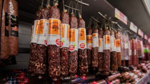 Колбаса, кофе и алкоголь под курткой: в Мурманске поймали серийного магазинного вора