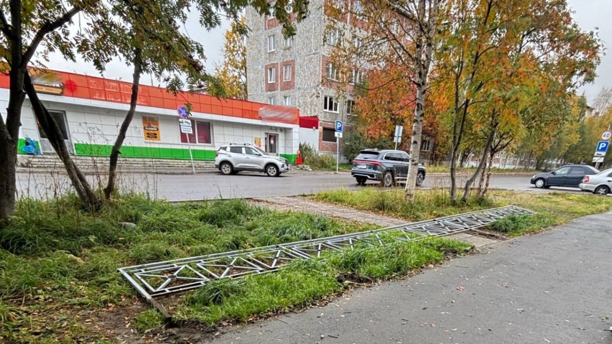 Сломанный забор на тропинке