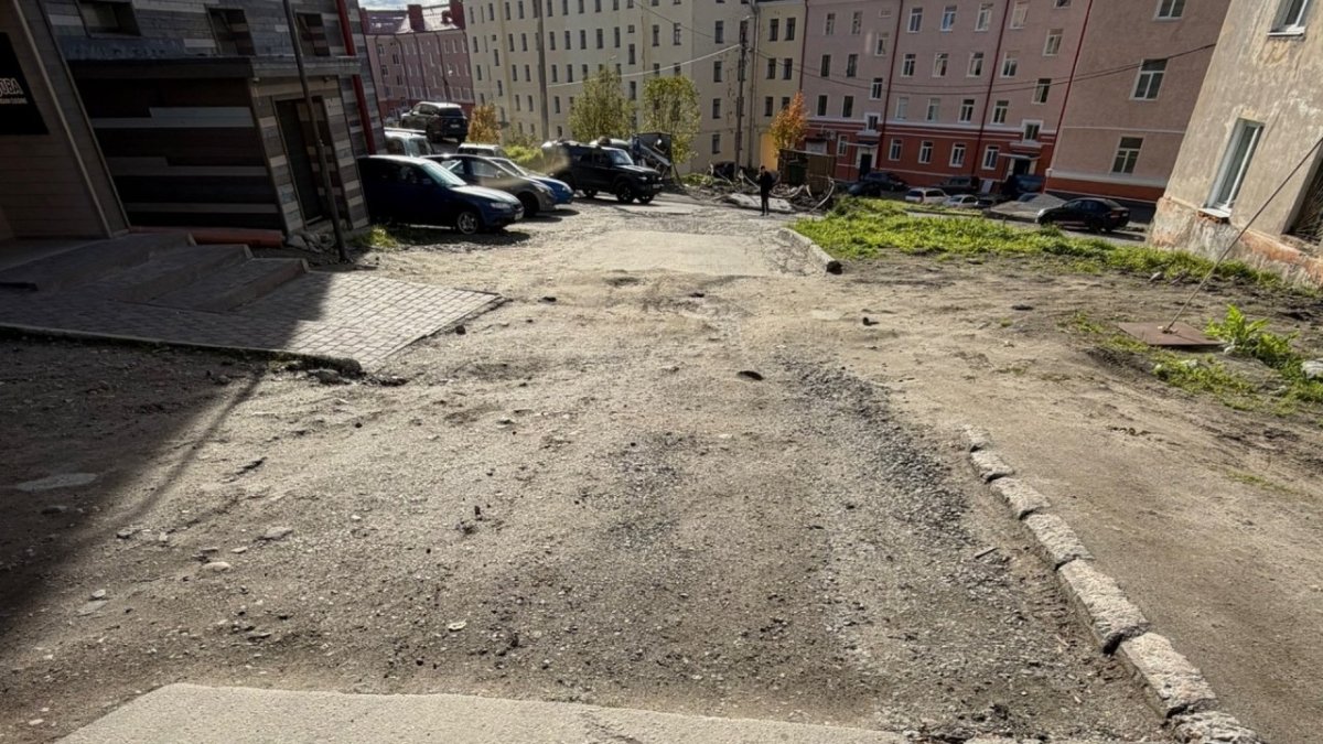 Разбитый проезд между домами