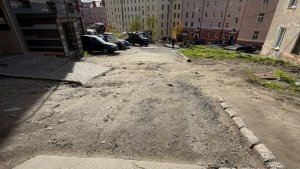 «Как после бомбежки»: в Кировске жители рассказали о разрушенных тротуарах после ремонта сетей