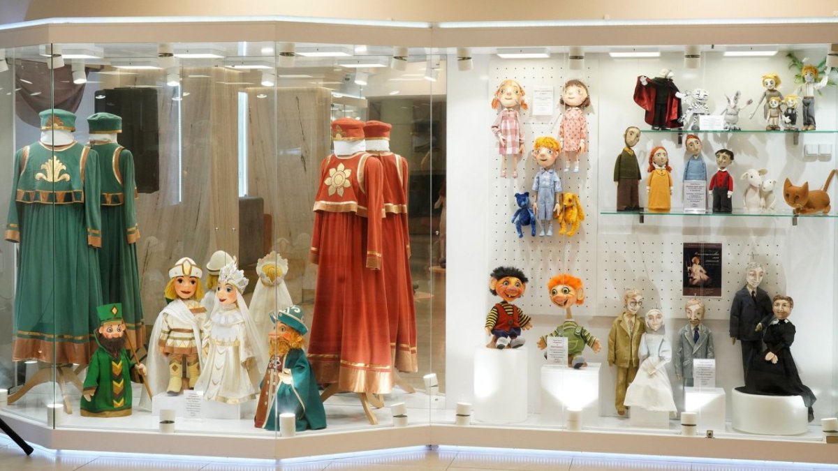 Витрина в фойе кукольного театра