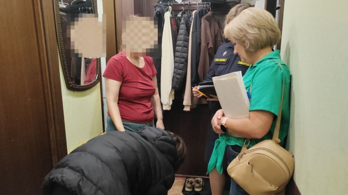 Приставы изымают ребенка