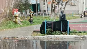 «Занесите себе в квартиру»: жителей Молочного возмутил байк, припаркованный прямо на детской площадке