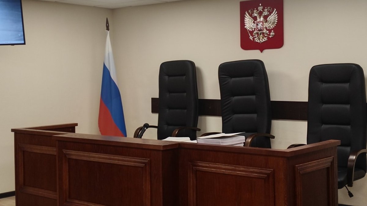 Помещение пустого зала заседания суда.